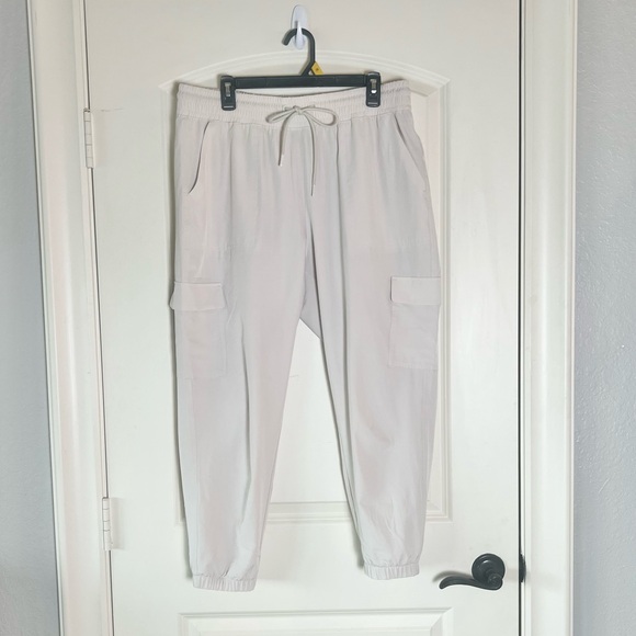 Old Navy High Waisted Stretch Tech Cargo Joggers Cream - Picture 1 of 7